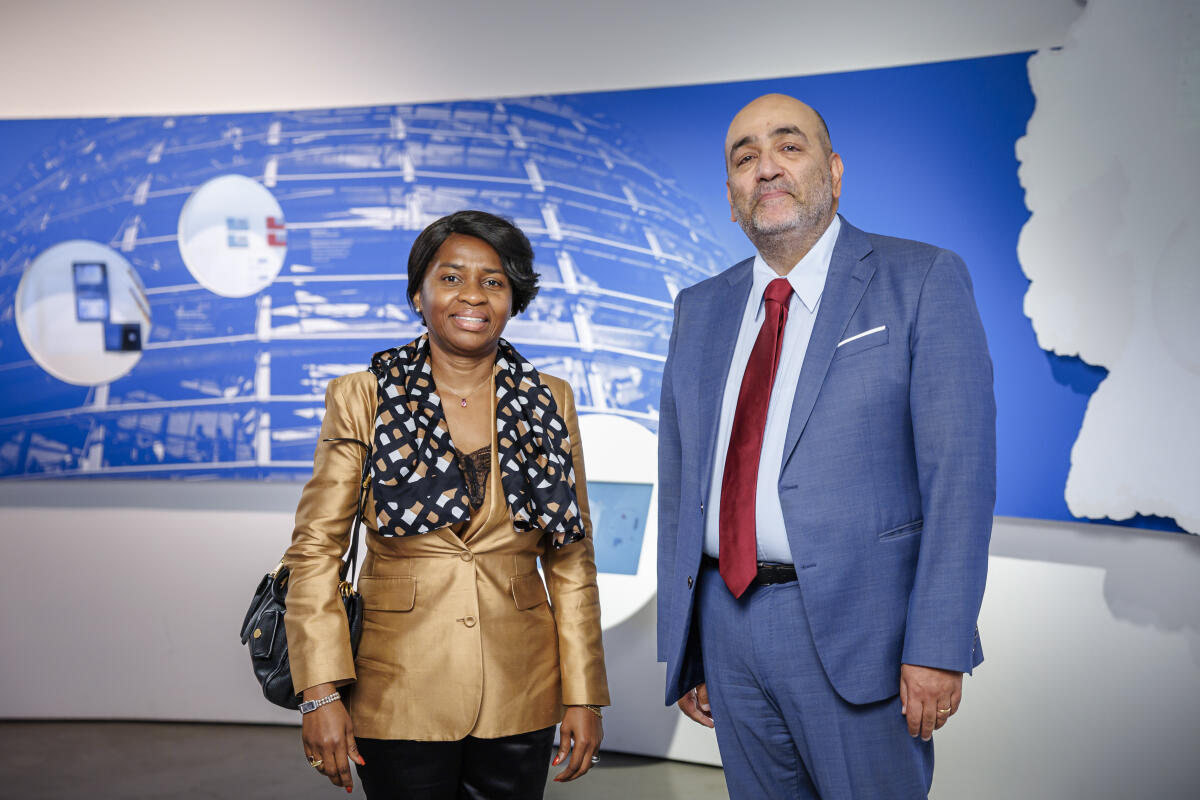 Nouripour, Omid Bundestagsvizepräsident Omid Nouripour (r), Bündnis 90/Die Grünen, MdB, empfängt die neu akkreditierten Mitglieder des Diplomatischen Korps in der Parlamentshistorischen Ausstellung im Deutschen Dom. Hier mit Johanna Rose Mamiaka (l), Botschafterin der Gabunischen Republik. 