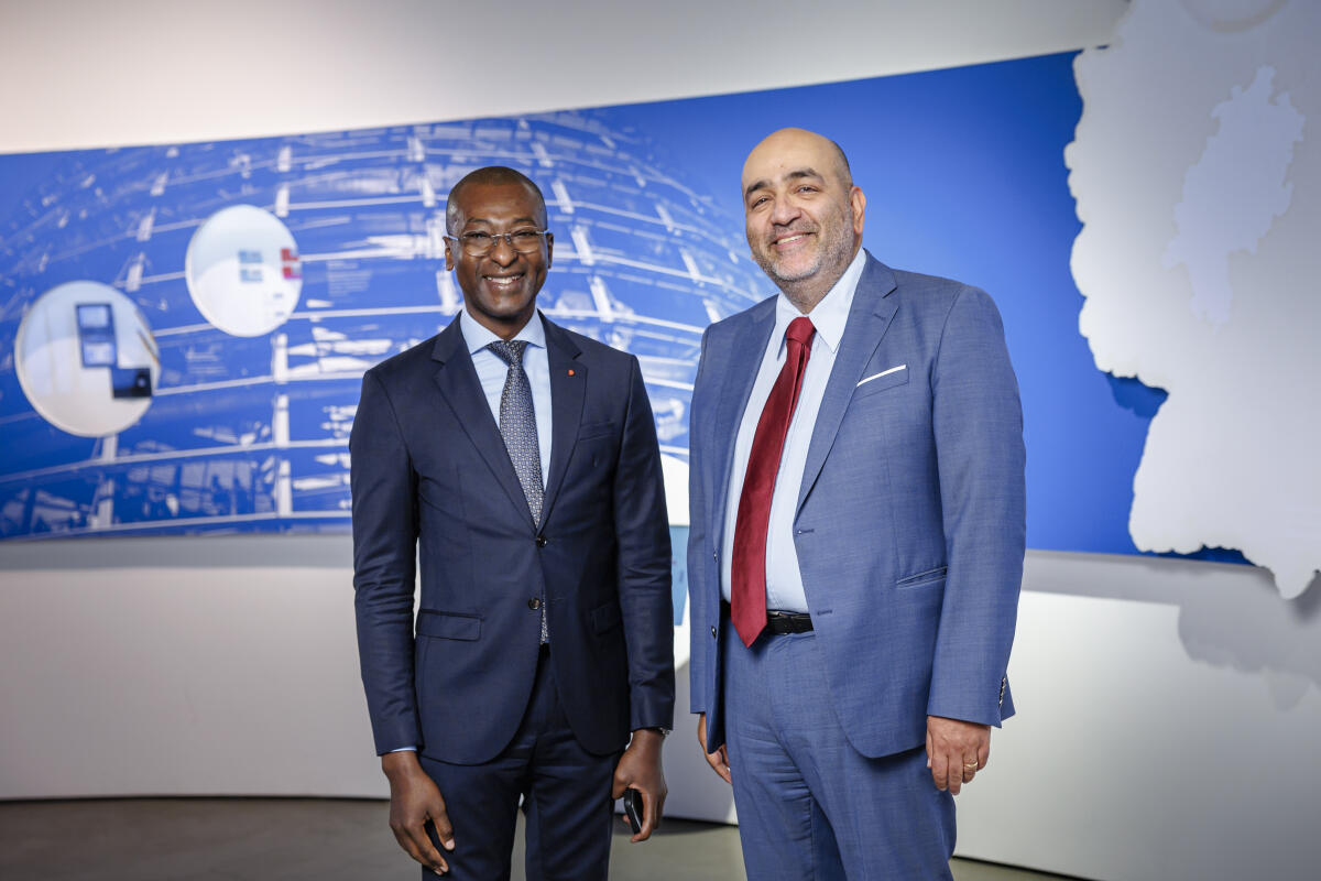 Nouripour, Omid Bundestagsvizepräsident Omid Nouripour (r), Bündnis 90/Die Grünen, MdB, empfängt die neu akkreditierten Mitglieder des Diplomatischen Korps in der Parlamentshistorischen Ausstellung im Deutschen Dom. Hier mit Abdallah Azize Diabaté (l), Botschafter von Côte d'Ivoire.