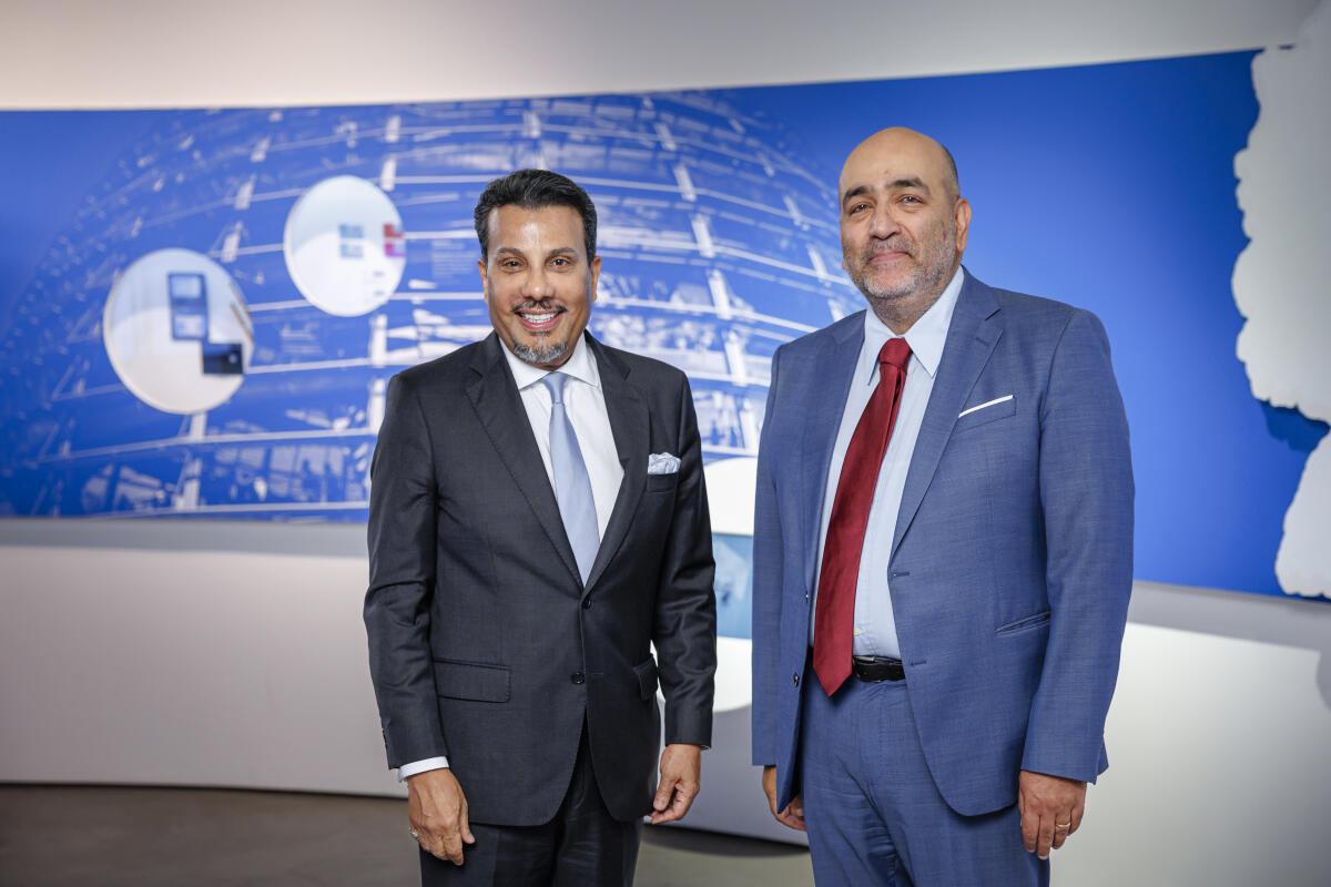 Bundestagsvizepräsident Omid Nouripour (r), Bündnis 90/Die Grünen, MdB, empfängt die neu akkreditierten Mitglieder des Diplomatischen Korps in der Parlamentshistorischen Ausstellung im Deutschen Dom. Hier mit Abdulla Ibrahim A. S. Al-Hamar (l), Botschafter von Katar. Nouripour, Omid Bundestagsvizepräsident Omid Nouripour (r), Bündnis 90/Die Grünen, MdB, empfängt die neu akkreditierten Mitglieder des Diplomatischen Korps in der Parlamentshistorischen Ausstellung im Deutschen Dom. Hier mit Abdulla Ibrahim A. S. Al-Hamar (l), Botschafter von Katar.