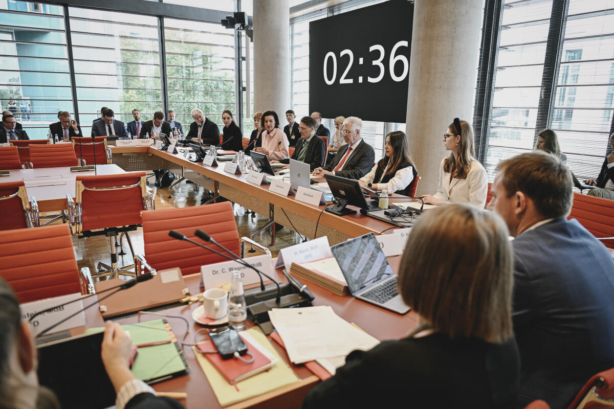 Bär, Dorothee; Lauterbach, Karl Prof. Dr. Karl Lauterbach, SPD, MdB, Vorsitzender des Ausschusses für Forschung, Technologie, Raumfahrt und Technikfolgenabschätzung im Gespräch mit der Bundesministerin für Forschung, Technologie und Raumfahrt,  Dorothee Bär, CDU/CSU MdB. Hier Blick in den Saal.