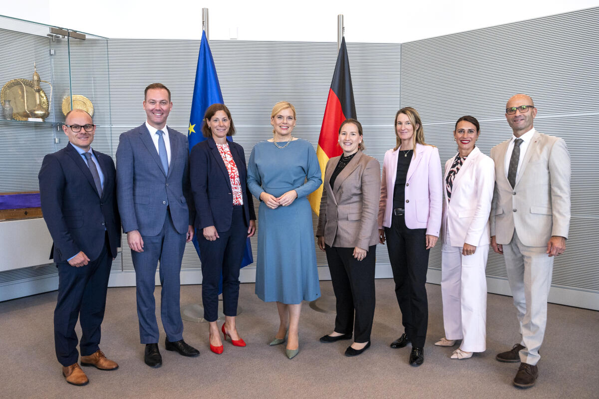 Bundestagspräsidentin Julia Klöckner (4. v. l.), CDU/CSU, MdB, empfängt die Vizepräsidentin des Landtags des Fürstentum Liechtenstein, Frau Franziska Hoop (5. v. l.) mit einer Delegation der Außenpolitischen Kommission des Landtages des Fürstentums Lichtenstein zu einem Gespräch. Gruppenfoto (vlnr) Roger Schädler, Mitglied der Außenpolitischen Kommission, Vorsitzender der Deutsch-Schweizerischen Parlamentariergruppe Felix Schreiner, CDU/CSU, MdB, Vorsitzende der Außenpoltischen Kommission Bettina Petzold-Mähr, Bundestagspräsidentin Julia Klöckner, CDU/CSU, MdB, Landtagsvizepräsidentin des Fürstentums Liechtenstein Franziska Hopp, Isabel Frommelt-Gottschald, Botschafterin des Fürstentums Liechtenstein in der Bundesrepublik Deutschland, Marion Kindle-Kühnis, Mitglied der Außenpolitischen Kommission, Johannes Zimmermann, Mitglied der Außenpolitischen Kommission Schreiner, Felix; Klöckner, Julia Bundestagspräsidentin Julia Klöckner (4. v. l.), CDU/CSU, MdB, empfängt die Vizepräsidentin des Landtags des Fürstentum Liechtenstein, Frau Franziska Hoop (5. v. l.) mit einer Delegation der Außenpolitischen Kommission des Landtages des Fürstentums Lichtenstein zu einem Gespräch. Gruppenfoto (vlnr) Roger Schädler, Mitglied der Außenpolitischen Kommission, Vorsitzender der Deutsch-Schweizerischen Parlamentariergruppe Felix Schreiner, CDU/CSU, MdB, Vorsitzende der Außenpoltischen Kommission Bettina Petzold-Mähr, Bundestagspräsidentin Julia Klöckner, CDU/CSU, MdB, Landtagsvizepräsidentin des Fürstentums Liechtenstein Franziska Hopp, Isabel Frommelt-Gottschald, Botschafterin des Fürstentums Liechtenstein in der Bundesrepublik Deutschland, Marion Kindle-Kühnis, Mitglied der Außenpolitischen Kommission, Johannes Zimmermann, Mitglied der Außenpolitischen Kommission