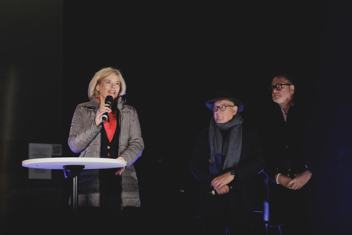 Klöckner, Julia Bundestagspräsidentin Julia Klöckner (l), CDU/CSU, MdB, Hauptdarsteller Burghart Klaußner (m) und Produzent Mark von Seydlitz (r) eröffnen die Vorführung der Kurzfassung des deutsch-französischen Fernsehfilms „An einem Tag im September“ als Erweiterung der Film- und Lichtprojektion „Menschen und Parlament – Lebendige Demokratie in Deutschland“.