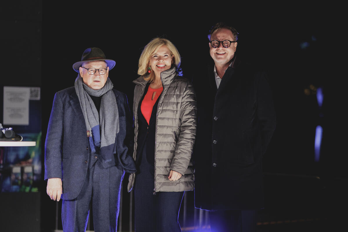 Klöckner, Julia Bundestagspräsidentin Julia Klöckner (m), CDU/CSU, MdB, Hauptdarsteller Burghart Klaußner (l) und Produzent Mark von Seydlitz (r) eröffnen die Vorführung der Kurzfassung des deutsch-französischen Fernsehfilms „An einem Tag im September“ als Erweiterung der Film- und Lichtprojektion „Menschen und Parlament – Lebendige Demokratie in Deutschland“.