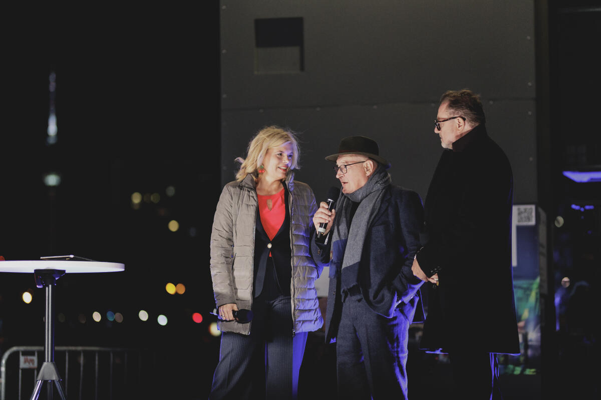 Klöckner, Julia Bundestagspräsidentin Julia Klöckner (l), CDU/CSU, MdB, Hauptdarsteller Burghart Klaußner (m) und Produzent Mark von Seydlitz (r) eröffnen die Vorführung der Kurzfassung des deutsch-französischen Fernsehfilms „An einem Tag im September“ als Erweiterung der Film- und Lichtprojektion „Menschen und Parlament – Lebendige Demokratie in Deutschland“.