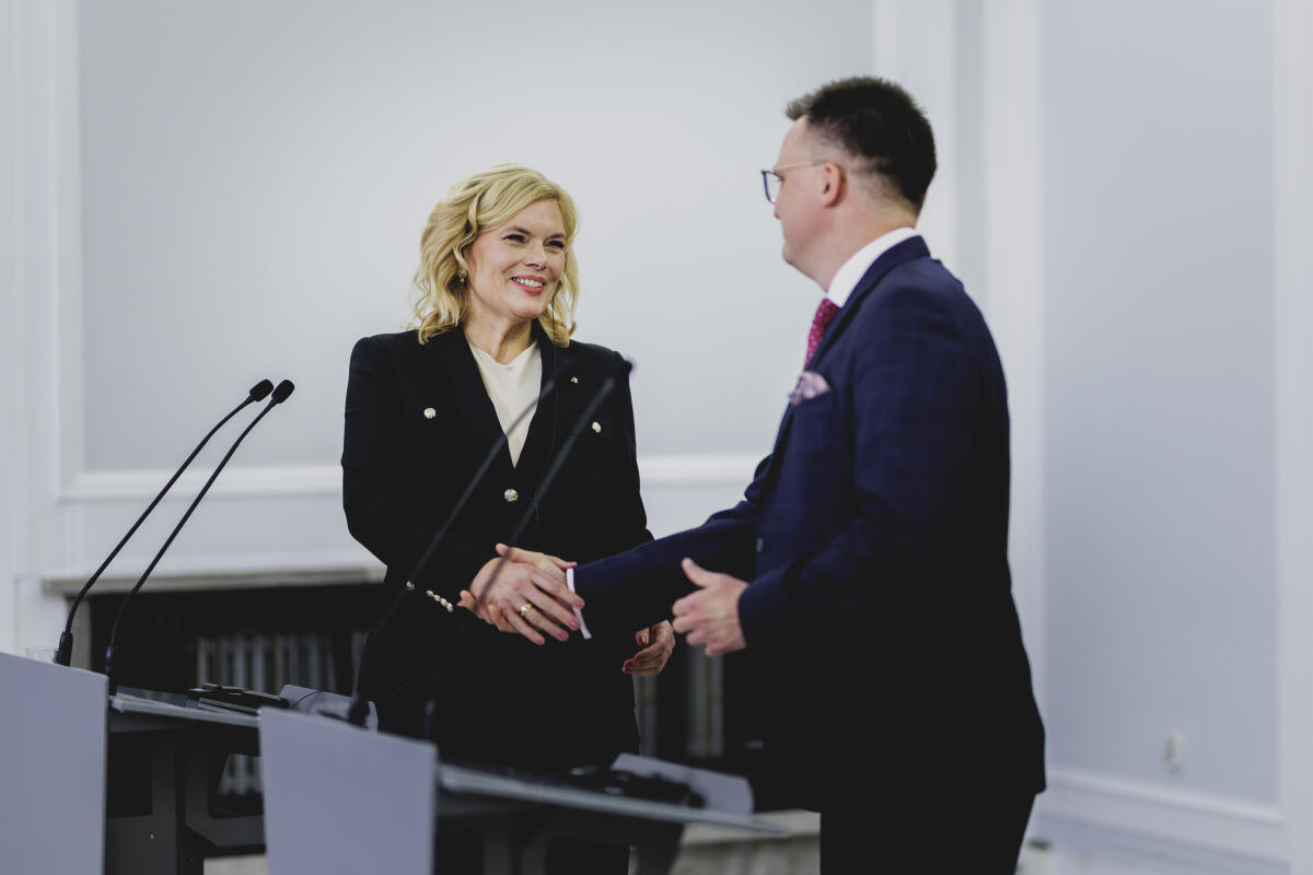  Bundestagspräsidentin Julia Klöckner (l), CDU/CSU, MdB, reist zu Antrittsbesuch nach Warschau. Hier beim gemeinsamen Pressestatement mit Szymon Holownia (r), Sejm-Marschall der Republik Polen.