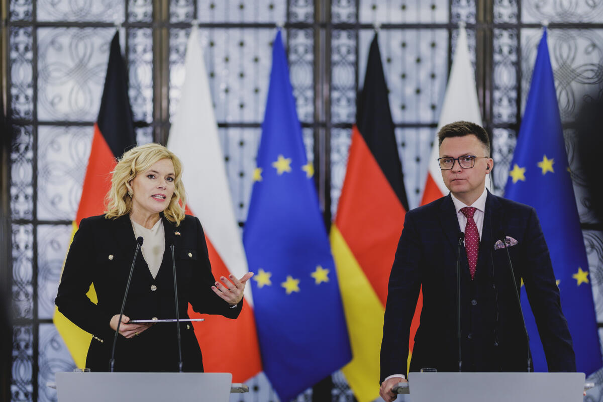 Klöckner, Julia Bundestagspräsidentin Julia Klöckner (l), CDU/CSU, MdB, reist zu Antrittsbesuch nach Warschau. Hier beim gemeinsamen Pressestatement mit Szymon Holownia (r), Sejm-Marschall der Republik Polen.