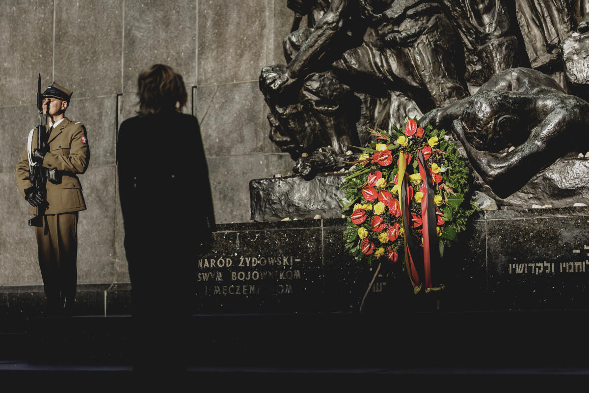 Klöckner, Julia Bundestagspräsidentin Julia Klöckner (m), CDU/CSU, MdB, reist zu Antrittsbesuch nach Warschau. Hier während des Gedenkens im Rahmen der Kranzniederlegung am Denkmal der Helden des Ghettoaufstands in Warschau.