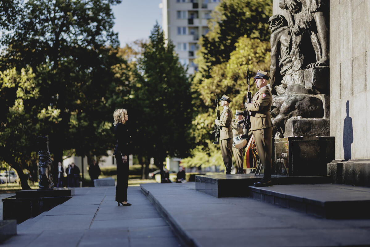 Klöckner, Julia Bundestagspräsidentin Julia Klöckner (l), CDU/CSU, MdB, reist zu Antrittsbesuch nach Warschau. Hier während des Gedenkens im Rahmen der Kranzniederlegung am Denkmal der Helden des Ghettoaufstands in Warschau.