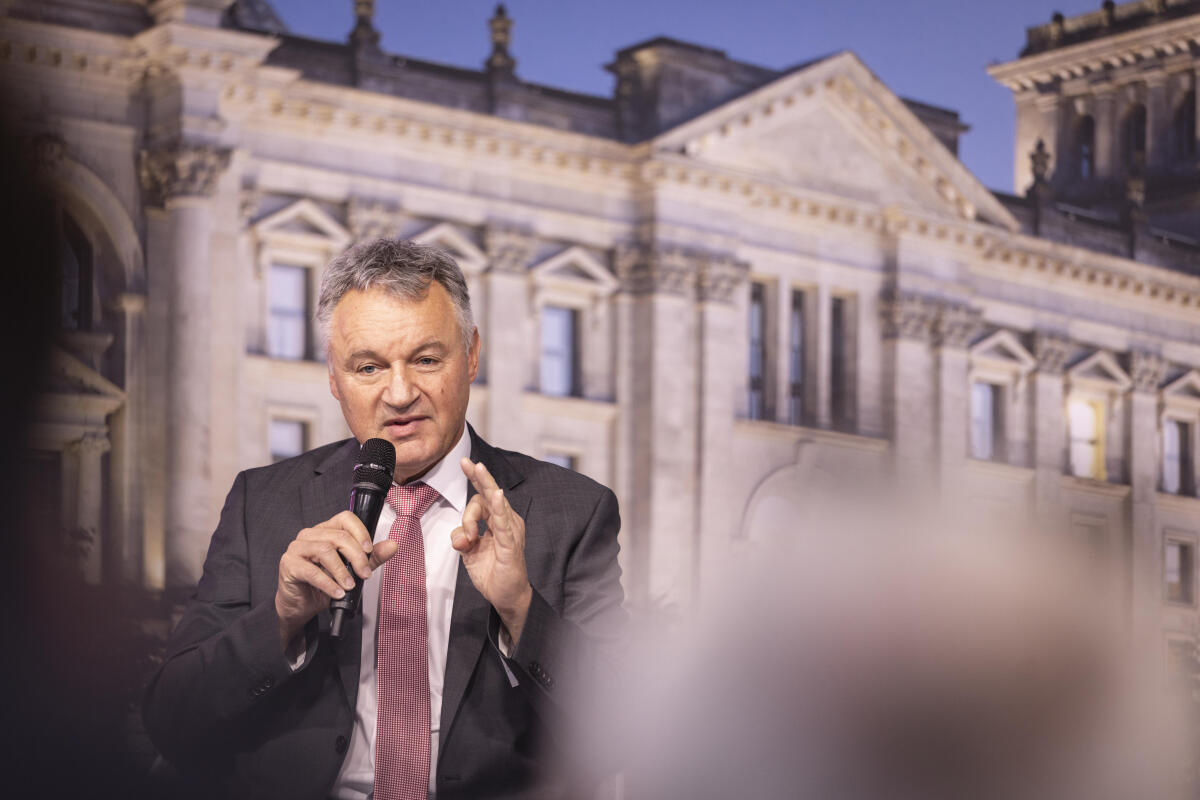 Bloch, Joachim Tag der Deutschen Einheit 2025 in Saarbrücken. Hier Gespräch mit dem Joachim Bloch, AfD, MdB im Kommunikationsforum im Deutschen Bundestag