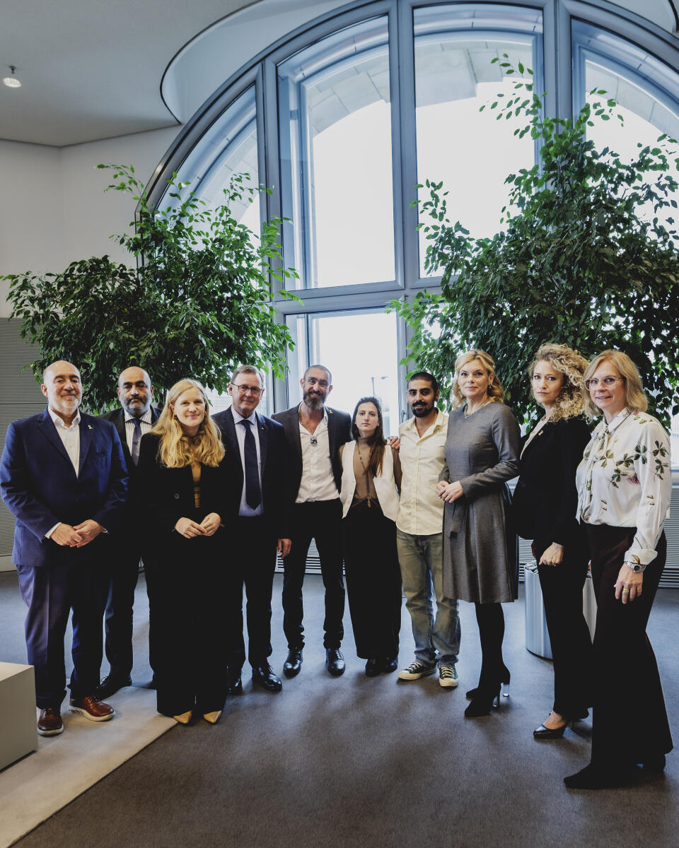 Klöckner, Julia Bundestagspräsidentin Julia Klöckner, CDU/CSU, MdB empfängt Überlebende des Terrorangriffs der Hamas auf Israel, zu einem Gespräch. Hier Gruppenfoto (vlnr) Ron Prosor, Israelischer Botschafter in Deutschland, Vizepräsident des Deutschen Bundestages Omid Nouripour, Bündnis 90/Die Grünen, MdB, Vizepräsidentin des Deutschen Bundestages Josephine Ortleb, SPD, MdB, Vizepräsident des Deutschen Bundestages Bodo Ramelow, Die Linke, MdB, Bundestagspräsidentin Julia Klöckner, CDU/CSU, MdB, Vizepräsidentin des Deutschen Bundestages Andrea Lindholz, CDU/CSU, MdB