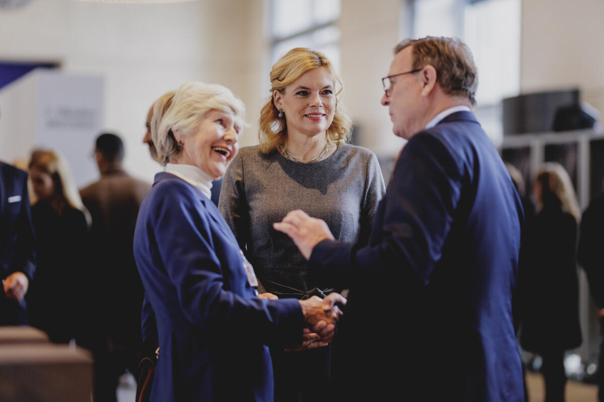 Klöckner, Julia (L-R) Friede Springer, Bundestagspräsidentin Julia Klöckner, CDU/CSU, MdB und  Vizepräsident des Deutschen Bundestages Bodo Ramelow, Die Linke, MdB, während der Eröffnung einer Ausstellung mit Werken israelischer Künstler aus der Kunstsammlung des Deutschen Bundestages in der Abgeordnetenlobby im Reichstagsgebäude