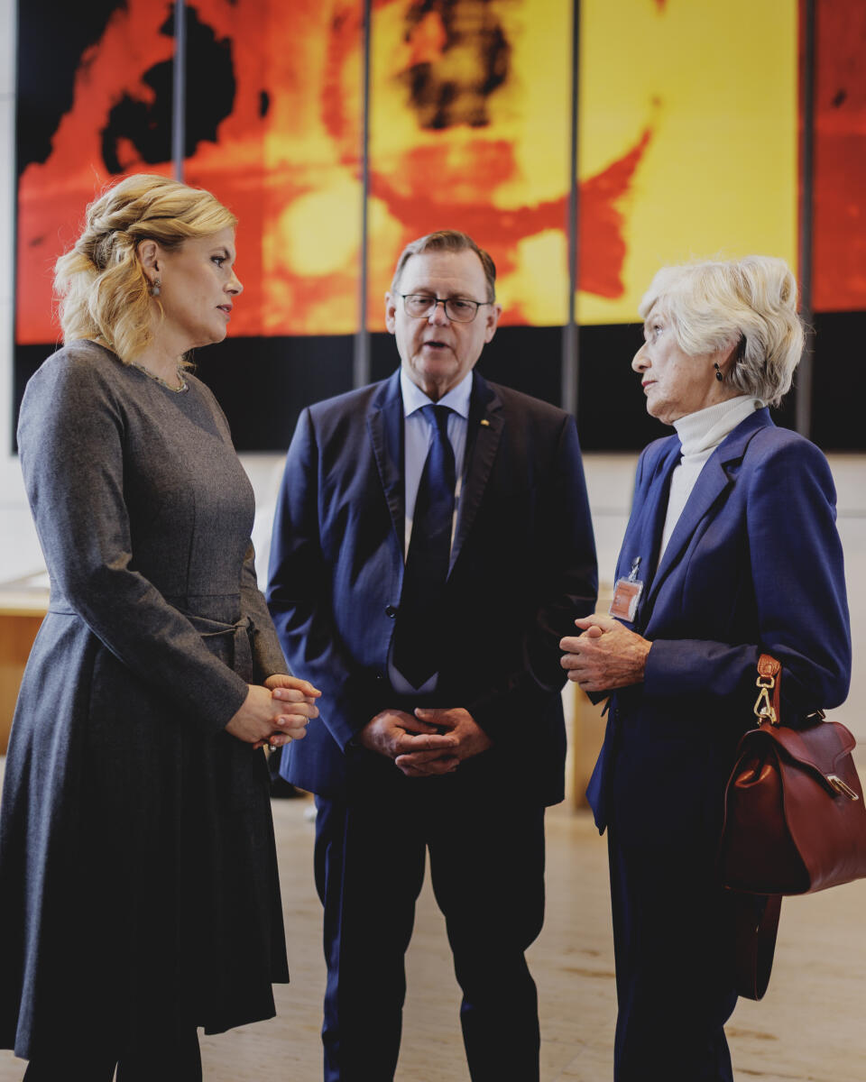 Klöckner, Julia (L-R) Bundestagspräsidentin Julia Klöckner, CDU/CSU, MdB, Vizepräsident des Deutschen Bundestages Bodo Ramelow, Die Linke, MdB und Friede Springer während der Eröffnung einer Ausstellung mit Werken israelischer Künstler aus der Kunstsammlung des Deutschen Bundestages in der Abgeordnetenlobby im Reichstagsgebäude