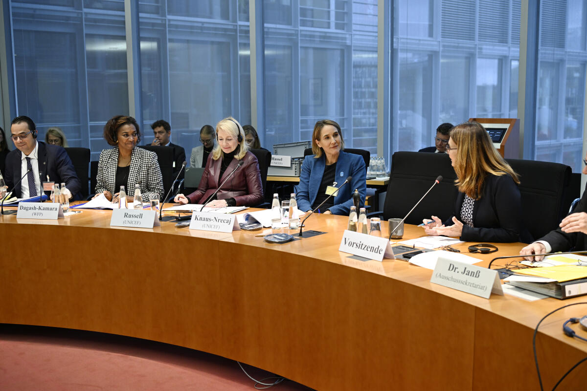 Vorsiztende des Auschuss für Menschenrecht und humanitäre Hilfe Mechthild Heil, CDU/CSU, MdB. im Gespräch mit UNICEF-Exekutivdirektorin, Catherine Russel (3vl), und WFP-Assistant-Exekutivdirektorin, Rania Dagash-Kamara (2vl) Heil, Mechthild Vorsiztende des Auschuss für Menschenrecht und humanitäre Hilfe Mechthild Heil, CDU/CSU, MdB. im Gespräch mit UNICEF-Exekutivdirektorin, Catherine Russel (3vl), und WFP-Assistant-Exekutivdirektorin, Rania Dagash-Kamara (2vl)