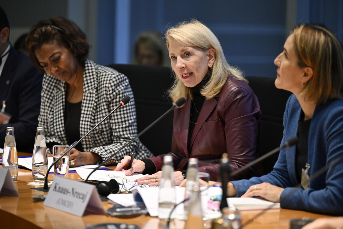Vorsiztende des Auschuss für Menschenrecht und humanitäre Hilfe Mechthild Heil, CDU/CSU, MdB. im Gespräch mit UNICEF-Exekutivdirektorin, Catherine Russel (m), und WFP-Assistant-Exekutivdirektorin, Rania Dagash-Kamara (l) Heil, Mechthild Vorsiztende des Auschuss für Menschenrecht und humanitäre Hilfe Mechthild Heil, CDU/CSU, MdB. im Gespräch mit UNICEF-Exekutivdirektorin, Catherine Russel (m), und WFP-Assistant-Exekutivdirektorin, Rania Dagash-Kamara (l)