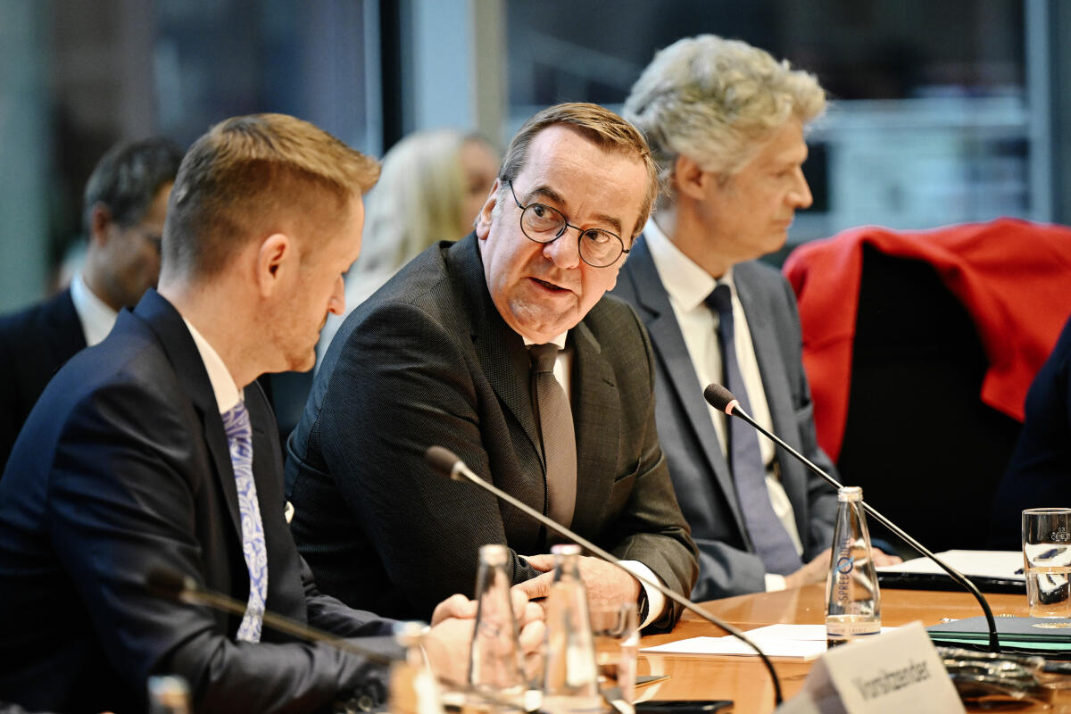 Vorsitzender des Ausschusses für wirtschaftliche Zusammenarbeit und Entwicklung Dr. Wolfgang Stefinger (l), CDU/CSU, MdB im Gespräch mit Bundesminister für Verteidigung Boris Pistorius (m), SPD, MdB. Pistorius, Boris; Stefinger, Wolfgang Vorsitzender des Ausschusses für wirtschaftliche Zusammenarbeit und Entwicklung Dr. Wolfgang Stefinger (l), CDU/CSU, MdB im Gespräch mit Bundesminister für Verteidigung Boris Pistorius (m), SPD, MdB.