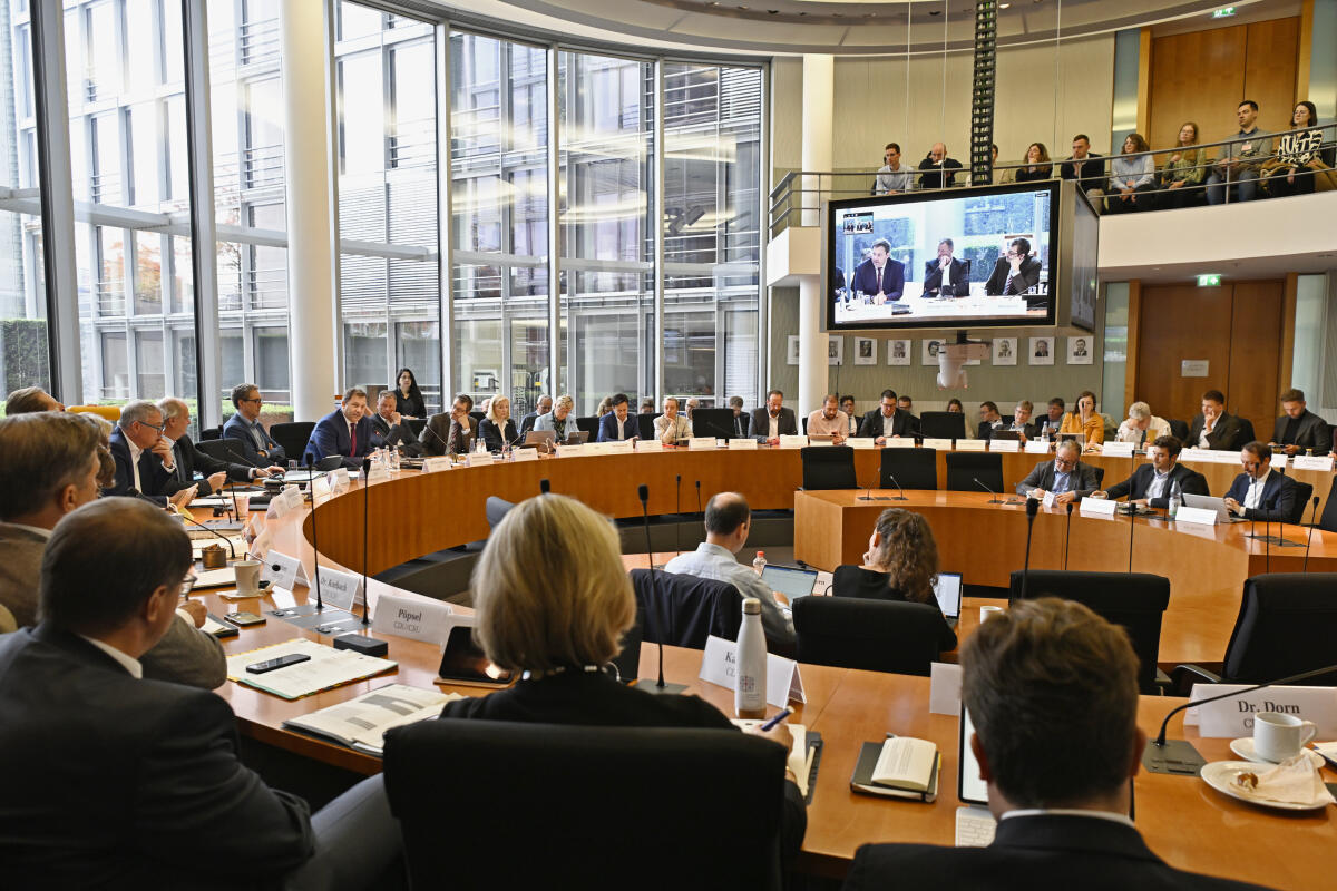 Bundesfinanzminister Lars Klingbeil, SPD, MdB zu Gast im Finanzausschuss unter der Sitzungsleitung vom Vorsitzenden Christian Görke, Die Linke, MdB. Hier Blick in den Saal Görke, Christian; Klingbeil, Lars Bundesfinanzminister Lars Klingbeil, SPD, MdB zu Gast im Finanzausschuss unter der Sitzungsleitung vom Vorsitzenden Christian Görke, Die Linke, MdB. Hier Blick in den Saal