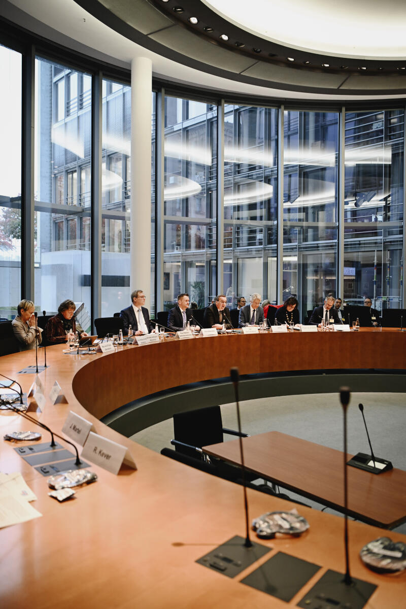 Vorsitzender des Ausschusses für wirtschaftliche Zusammenarbeit und Entwicklung Dr. Wolfgang Stefinger (4vl), CDU/CSU, MdB im Gespräch mit Bundesminister für Verteidigung Boris Pistorius (5vl), SPD, MdB. Pistorius, Boris; Stefinger, Wolfgang Vorsitzender des Ausschusses für wirtschaftliche Zusammenarbeit und Entwicklung Dr. Wolfgang Stefinger (4vl), CDU/CSU, MdB im Gespräch mit Bundesminister für Verteidigung Boris Pistorius (5vl), SPD, MdB.
