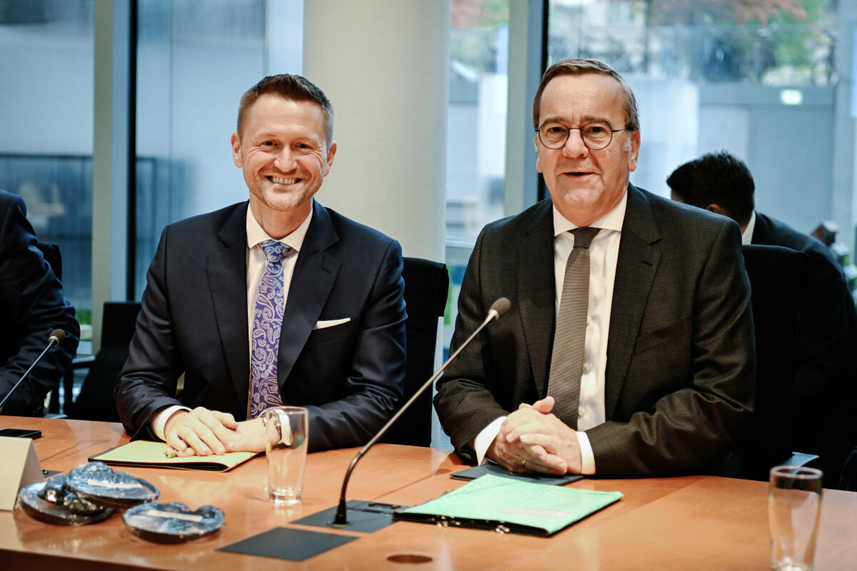 Pistorius, Boris; Stefinger, Wolfgang Vorsitzender des Ausschusses für wirtschaftliche Zusammenarbeit und Entwicklung Dr. Wolfgang Stefinger (l), CDU/CSU, MdB im Gespräch mit Bundesminister für Verteidigung Boris Pistorius (r), SPD, MdB.