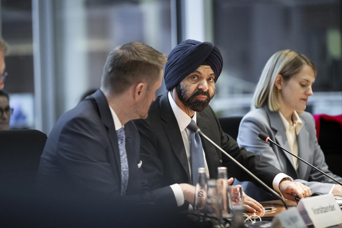 Vorsitzender des Ausschusses für wirtschaftliche Zusammenarbeit und Entwicklung Dr. Wolfgang Stefinger (l), CDU/CSU, MdB im Gespräch mit dem Präsidenten der Weltbankgruppe, Herr Ajay Banga (m). Stefinger, Wolfgang Vorsitzender des Ausschusses für wirtschaftliche Zusammenarbeit und Entwicklung Dr. Wolfgang Stefinger (l), CDU/CSU, MdB im Gespräch mit dem Präsidenten der Weltbankgruppe, Herr Ajay Banga (m).