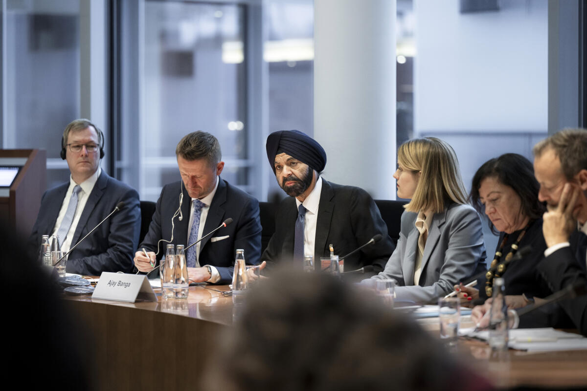 Vorsitzender des Ausschusses für wirtschaftliche Zusammenarbeit und Entwicklung Dr. Wolfgang Stefinger (2vl), CDU/CSU, MdB im Gespräch mit dem Präsidenten der Weltbankgruppe, Herr Ajay Banga (3vl). Stefinger, Wolfgang Vorsitzender des Ausschusses für wirtschaftliche Zusammenarbeit und Entwicklung Dr. Wolfgang Stefinger (2vl), CDU/CSU, MdB im Gespräch mit dem Präsidenten der Weltbankgruppe, Herr Ajay Banga (3vl).
