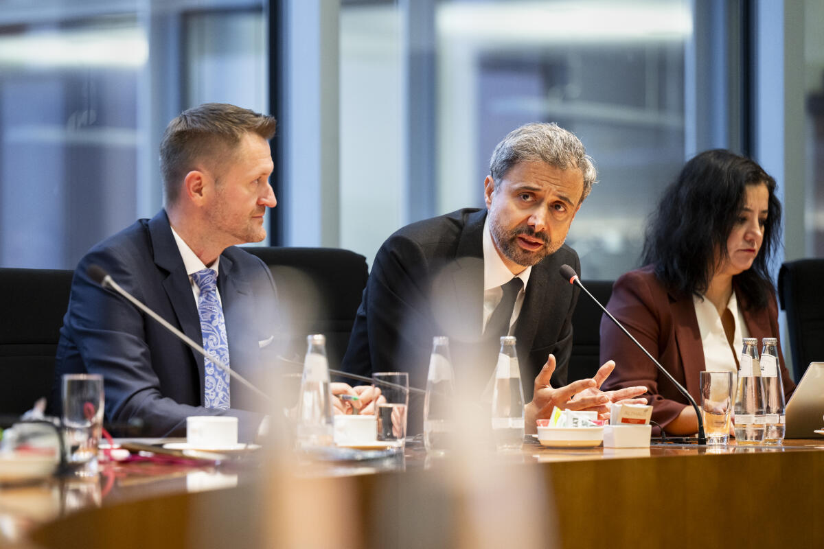 Vorsitzender des Ausschusses für wirtschaftliche Zusammenarbeit und Entwicklung Dr. Wolfgang Stefinger (l), CDU/CSU, MdB im Gespräch mit dem Präsidenten des Internationalen Fonds für landwirtschaftliche Entwicklung (International Fund of Agricultural Development, IFAD), Herrn Alvaro Lario (m) Stefinger, Wolfgang Vorsitzender des Ausschusses für wirtschaftliche Zusammenarbeit und Entwicklung Dr. Wolfgang Stefinger (l), CDU/CSU, MdB im Gespräch mit dem Präsidenten des Internationalen Fonds für landwirtschaftliche Entwicklung (International Fund of Agricultural Development, IFAD), Herrn Alvaro Lario (m)