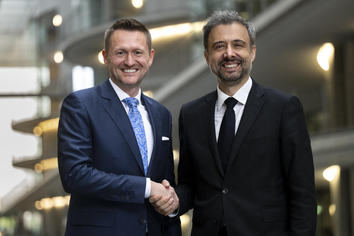Vorsitzender des Ausschusses für wirtschaftliche Zusammenarbeit und Entwicklung Dr. Wolfgang Stefinger (l), CDU/CSU, MdB im Gespräch mit dem Präsidenten des Internationalen Fonds für landwirtschaftliche Entwicklung (International Fund of Agricultural Development, IFAD), Herrn Alvaro Lario (r) Stefinger, Wolfgang Vorsitzender des Ausschusses für wirtschaftliche Zusammenarbeit und Entwicklung Dr. Wolfgang Stefinger (l), CDU/CSU, MdB im Gespräch mit dem Präsidenten des Internationalen Fonds für landwirtschaftliche Entwicklung (International Fund of Agricultural Development, IFAD), Herrn Alvaro Lario (r)