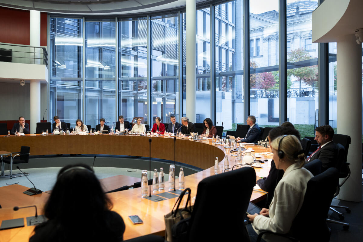 Vorsitzender des Ausschusses für wirtschaftliche Zusammenarbeit und Entwicklung Dr. Wolfgang Stefinger (l), CDU/CSU, MdB im Gespräch mit dem Präsidenten des Internationalen Fonds für landwirtschaftliche Entwicklung (International Fund of Agricultural Development, IFAD), Herrn Alvaro Lario. Hier Blick in den Saal Stefinger, Wolfgang Vorsitzender des Ausschusses für wirtschaftliche Zusammenarbeit und Entwicklung Dr. Wolfgang Stefinger (l), CDU/CSU, MdB im Gespräch mit dem Präsidenten des Internationalen Fonds für landwirtschaftliche Entwicklung (International Fund of Agricultural Development, IFAD), Herrn Alvaro Lario. Hier Blick in den Saal