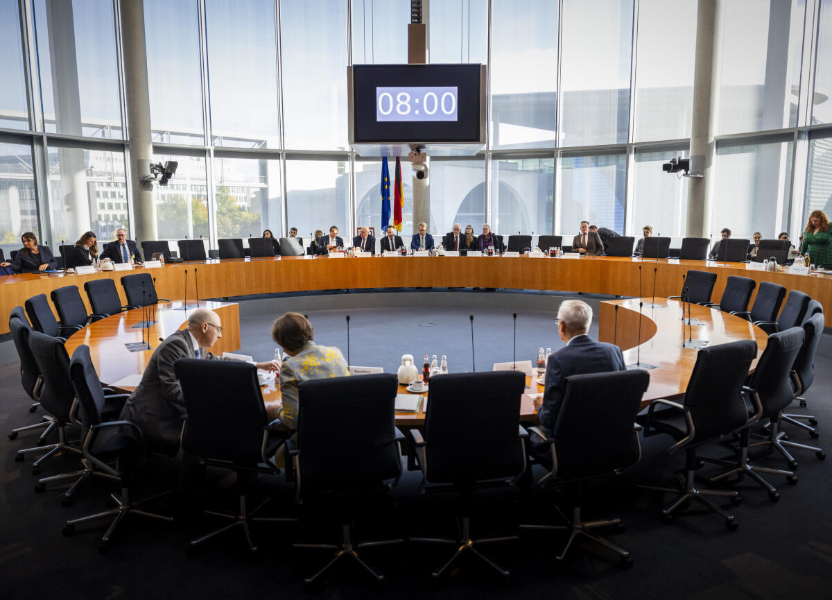  Öffentliche Anhörung der Präsidentin und der Präsidenten der Nachrichtendienste des Bundes vor dem Parlamentarischen Kontrollgremium. Hier Blick in den Saal