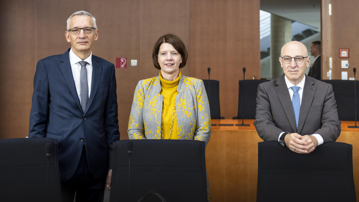  Öffentliche Anhörung der Präsidentin und der Präsidenten der Nachrichtendienste des Bundes vor dem Parlamentarischen Kontrollgremium. Gruppenfoto (vlnr): Präsident des Bundesnachrichtendienstes, Martin Jäger, Präsidentin des Bundesamtes für denMilitärischen Abschirmdienst, Martina Rosenberg, Sinan Selen