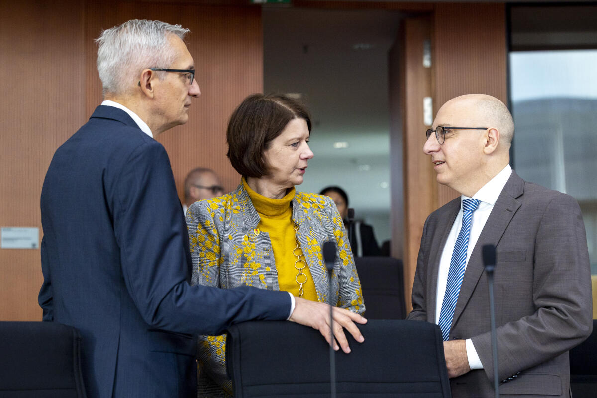  Öffentliche Anhörung der Präsidentin und der Präsidenten der Nachrichtendienste des Bundes vor dem Parlamentarischen Kontrollgremium. Gruppenfoto (vlnr): Präsident des Bundesnachrichtendienstes, Martin Jäger, Präsidentin des Bundesamtes für denMilitärischen Abschirmdienst, Martina Rosenberg, Präsident des Bundesamtes für Verfassungsschutz, Sinan Selen