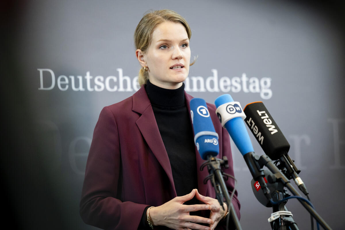 Eichwede, Sonja Öffentliche Anhörung der Präsidentin und der Präsidenten der Nachrichtendienste des Bundes vor dem Parlamentarischen Kontrollgremium. Hier Pressestatement von Sonja Eichwede, SPD, MdB