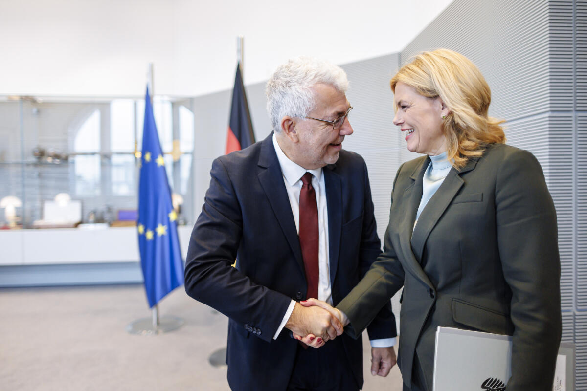 Klöckner, Julia Präsidentin des Deutschen Bundestages Julia Klöckner (l), CDU/CSU, MdB, empfängt geschäftsführenden Direktor des Leo-Baeck-Instituts, Markus Krah (r) zu einem Gespräch.