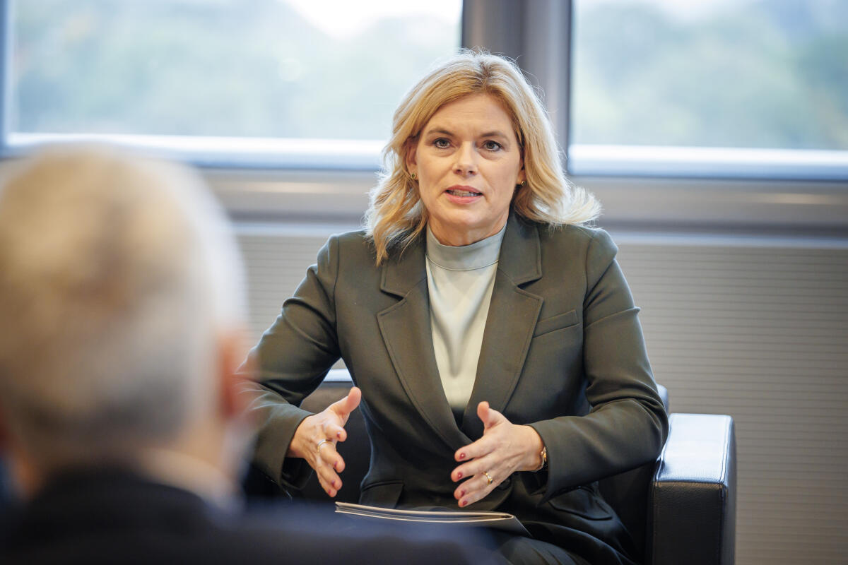 Klöckner, Julia Präsidentin des Deutschen Bundestages Julia Klöckner (im, Bild), CDU/CSU, MdB, empfängt geschäftsführenden Direktor des Leo-Baeck-Instituts, Markus Krah zu einem Gespräch.