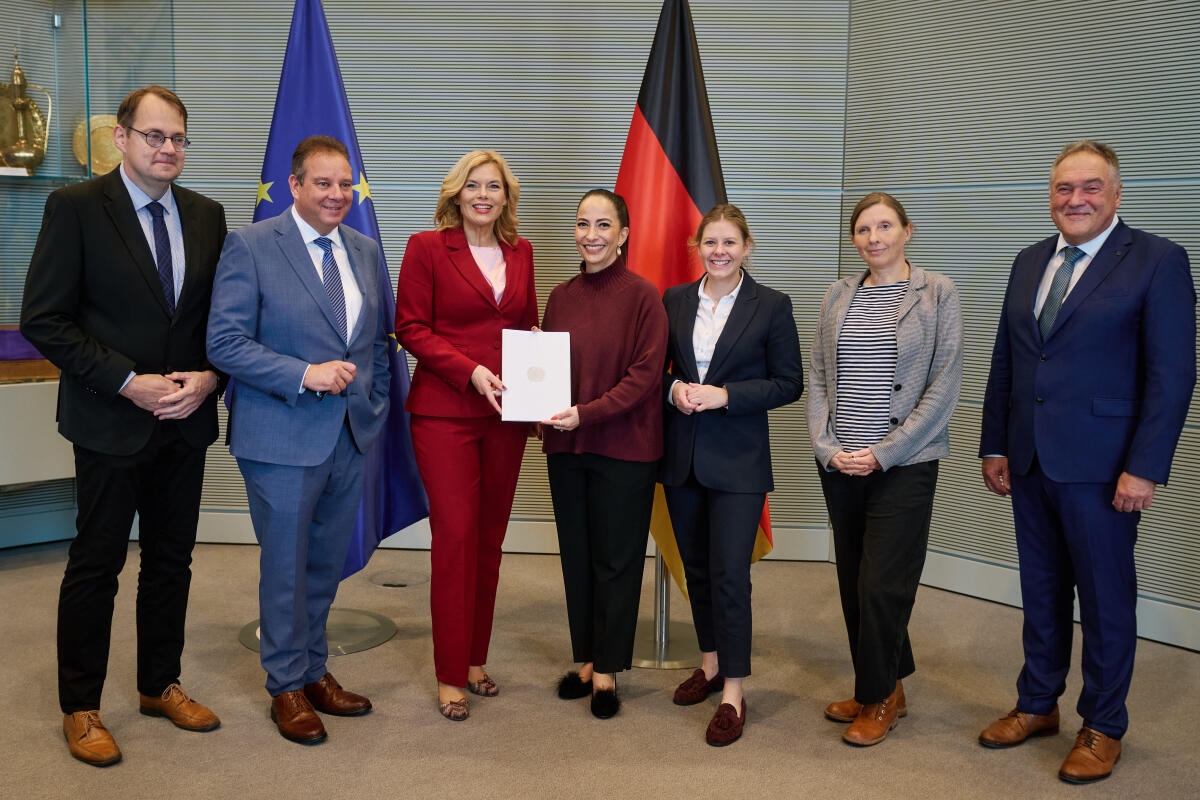 Klöckner, Julia Übergabe des Jahresberichts 2024 des Petitionsausschusses an die Präsidentin des Deutschen Bundestages Julia Klöckner, CDU/CSU, MdB . Vlnr : Sören Pellmann, Die Linke, MdB, Andreas Mattfeldt, CDU/CSU, MdB, Ausschussvorsitzende, Dr. Hülya Düber, CDU/CSU, MdB, Daniela Rump, SPD, MdB , Corinna Rüffer, Bündnis 90 die Grünen, MdB, Manfred Schiller, AfD, MdB.