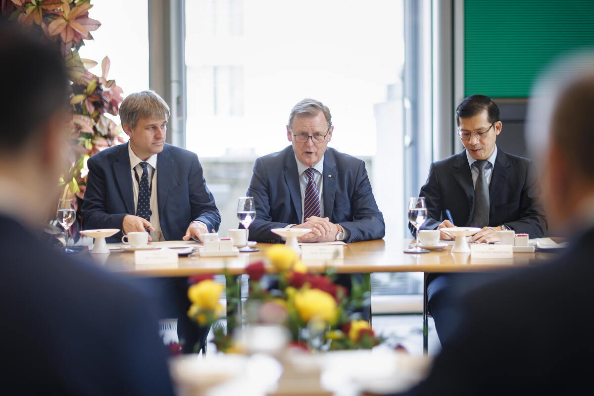 Ramelow, Bodo Vizepräsident des Deutschen Bundestages Vizepräsident des Deutschen Bundestages Bodo Ramelow (m), Die Linke, MdB, empfängt eine Delegation des Ausschusses für Verteidigung, Sicherheit, Auswärtiges der Nationalversammlung der Sozialistischen Republik Vietnam unter Leitung von Nguyen Manh Tien, Stellvertretender Vorsitzender des Ausschusses