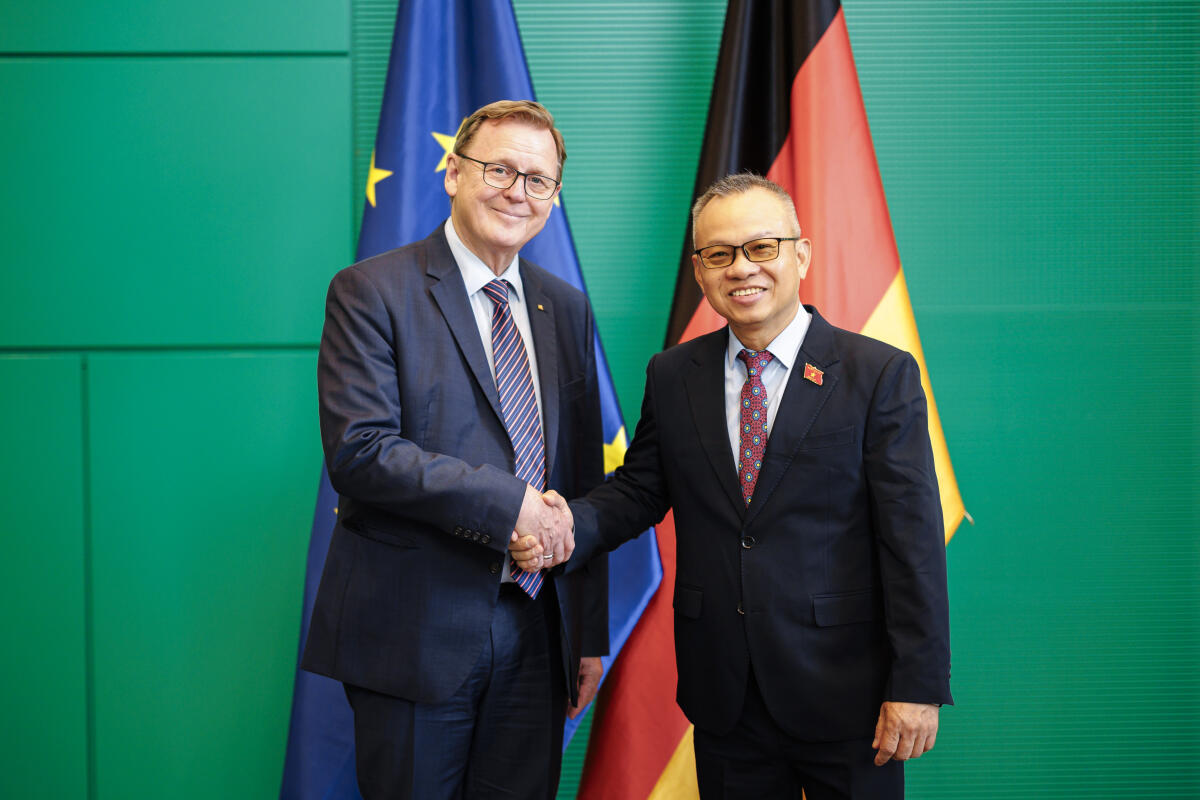 Ramelow, Bodo Vizepräsident des Deutschen Bundestages Bodo Ramelow (l), Die Linke, MdB, empfängt eine Delegation des Ausschusses für Verteidigung, Sicherheit, Auswärtiges der Nationalversammlung der Sozialistischen Republik Vietnam unter Leitung von Nguyen Manh Tien (r), Stellvertretender Vorsitzender des Ausschusses.