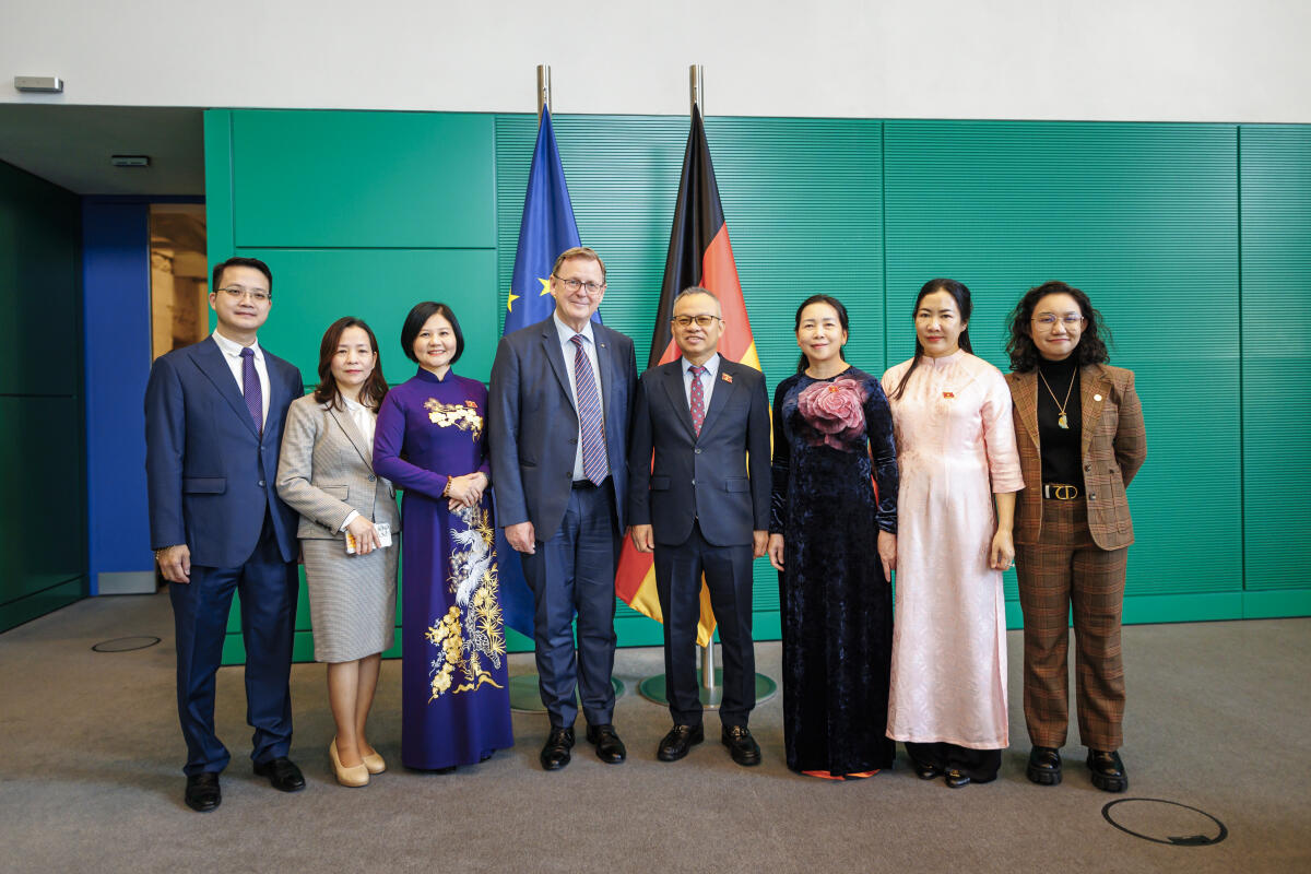Ramelow, Bodo Vizepräsident des Deutschen Bundestages Vizepräsident des Deutschen Bundestages Bodo Ramelow (4vl), Die Linke, MdB, empfängt eine Delegation des Ausschusses für Verteidigung, Sicherheit, Auswärtiges der Nationalversammlung der Sozialistischen Republik Vietnam unter Leitung von Nguyen Manh Tien (5vl), Stellvertretender Vorsitzender des Ausschusses. Hier Gruppenfoto