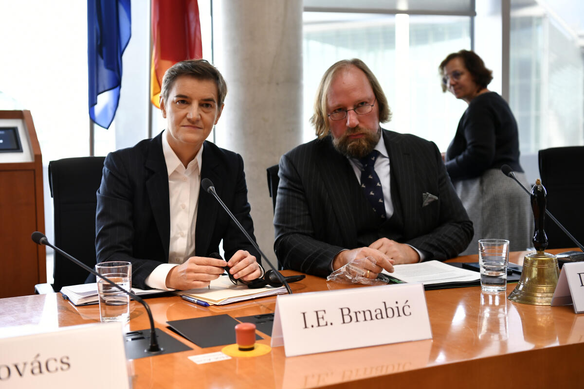 Vorsitzender des Europaausschusses Dr. Anton Hofreiter (r), Bündnis 90/ Die Grünen, MdB, im Gespräch mit der Präsidentin der Nationalversammlung der Republik Serbien Ana Brnabic (l) Hofreiter, Anton Vorsitzender des Europaausschusses Dr. Anton Hofreiter (r), Bündnis 90/ Die Grünen, MdB, im Gespräch mit der Präsidentin der Nationalversammlung der Republik Serbien Ana Brnabic (l)