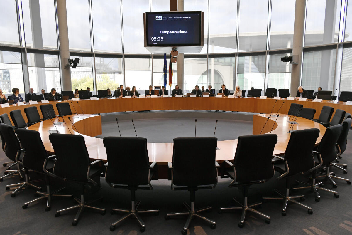 Vorsitzender des Europaausschusses Dr. Anton Hofreiter, Bündnis 90/Die Grünen, MdB, im Gespräch mit der Präsidentin der Nationalversammlung der Republik Serbien Ana Brnabic. Hier Blick in den Saal Hofreiter, Anton Vorsitzender des Europaausschusses Dr. Anton Hofreiter, Bündnis 90/Die Grünen, MdB, im Gespräch mit der Präsidentin der Nationalversammlung der Republik Serbien Ana Brnabic. Hier Blick in den Saal
