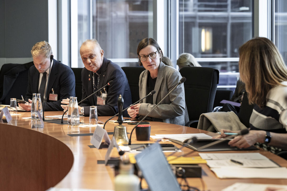 (vrnl) Vorsitzende des Ausschusses für Menschenrechte und humanitäre Hilfe Mechthild Heil, CDU/CSU, MdB, im Gespräch mit Mirjana Spoljaric Egger, Präsidentin des Internationalen Komitees vom Roten Kreuz (IKRK) und Christian Reuter, Generalsekretär des Deutschen Roten Kreuzes (DRK)  Heil, Mechthild (vrnl) Vorsitzende des Ausschusses für Menschenrechte und humanitäre Hilfe Mechthild Heil, CDU/CSU, MdB, im Gespräch mit Mirjana Spoljaric Egger, Präsidentin des Internationalen Komitees vom Roten Kreuz (IKRK) und Christian Reuter, Generalsekretär des Deutschen Roten Kreuzes (DRK)