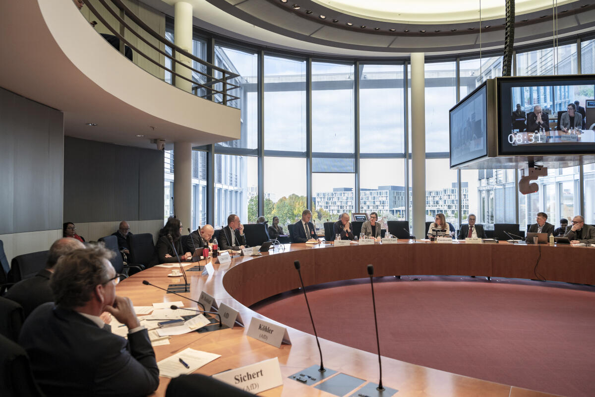 Im Ausschuss für Menschenrechte und humanitäre Hilf sind  Mirjana Spoljaric Egger, Präsidentin des Internationalen Komitees vom Roten Kreuz (IKRK) und Christian Reuter, Generalsekretär des Deutschen Roten Kreuzes (DRK) zu Gast  Im Ausschuss für Menschenrechte und humanitäre Hilf sind  Mirjana Spoljaric Egger, Präsidentin des Internationalen Komitees vom Roten Kreuz (IKRK) und Christian Reuter, Generalsekretär des Deutschen Roten Kreuzes (DRK) zu Gast