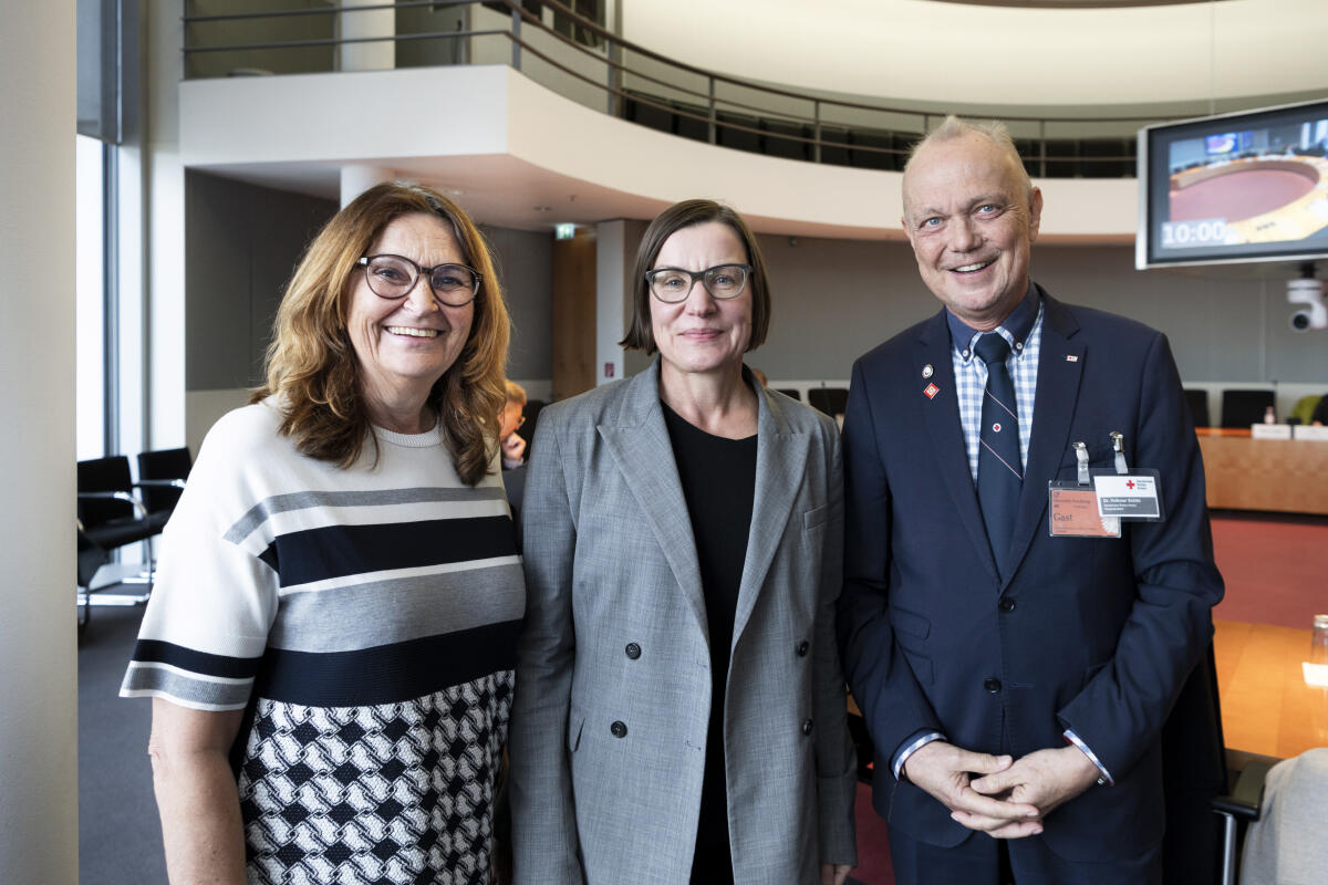 (vlnr) Vorsitzende des Ausschusses für Menschenrechte und humanitäre Hilfe Mechthild Heil, CDU/CSU, MdB, im Gespräch mit Mirjana Spoljaric Egger, Präsidentin des Internationalen Komitees vom Roten Kreuz (IKRK) und Christian Reuter, Generalsekretär des Deutschen Roten Kreuzes (DRK)  Heil, Mechthild (vlnr) Vorsitzende des Ausschusses für Menschenrechte und humanitäre Hilfe Mechthild Heil, CDU/CSU, MdB, im Gespräch mit Mirjana Spoljaric Egger, Präsidentin des Internationalen Komitees vom Roten Kreuz (IKRK) und Christian Reuter, Generalsekretär des Deutschen Roten Kreuzes (DRK)