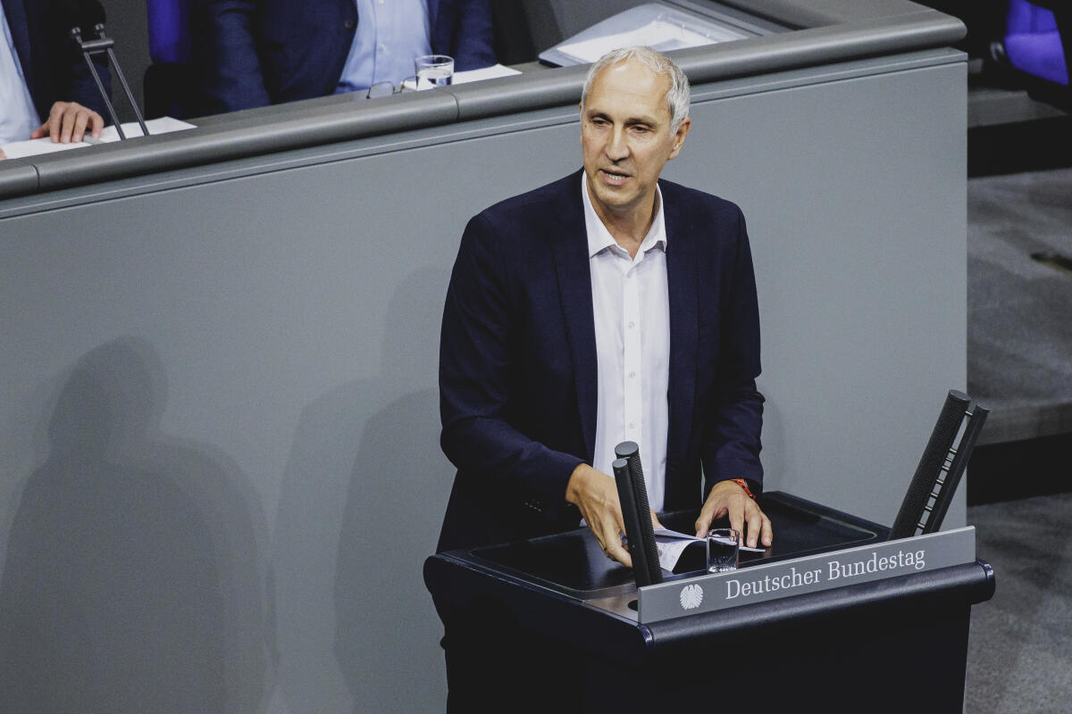 Schmid, Christoph Christoph Schmid, SPD, MdB, während seiner Rede im Deutschen Bundestag zum Antrag der AfD-Fraktion „Für Transparenz und Aufklärung sorgen - Der Öffentlichkeit einen vollständigen Überblick über die deutschen Zahlungen an internationale Organisationen und Nichtregierungsorganisationen vorlegen“ 