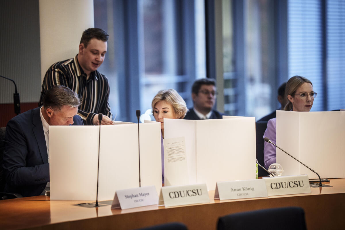  Der Vorsitzende des Auswärtigen Ausschusses Armin Laschet, CDU/CSU, MdB, leitet die Konstituierung des Unterausschusses  Auswärtige Kultur- und Bildungspolitik. Hier Blick auf die CDU/CSU Fraktion während der Wahl des Vorsitzes. 