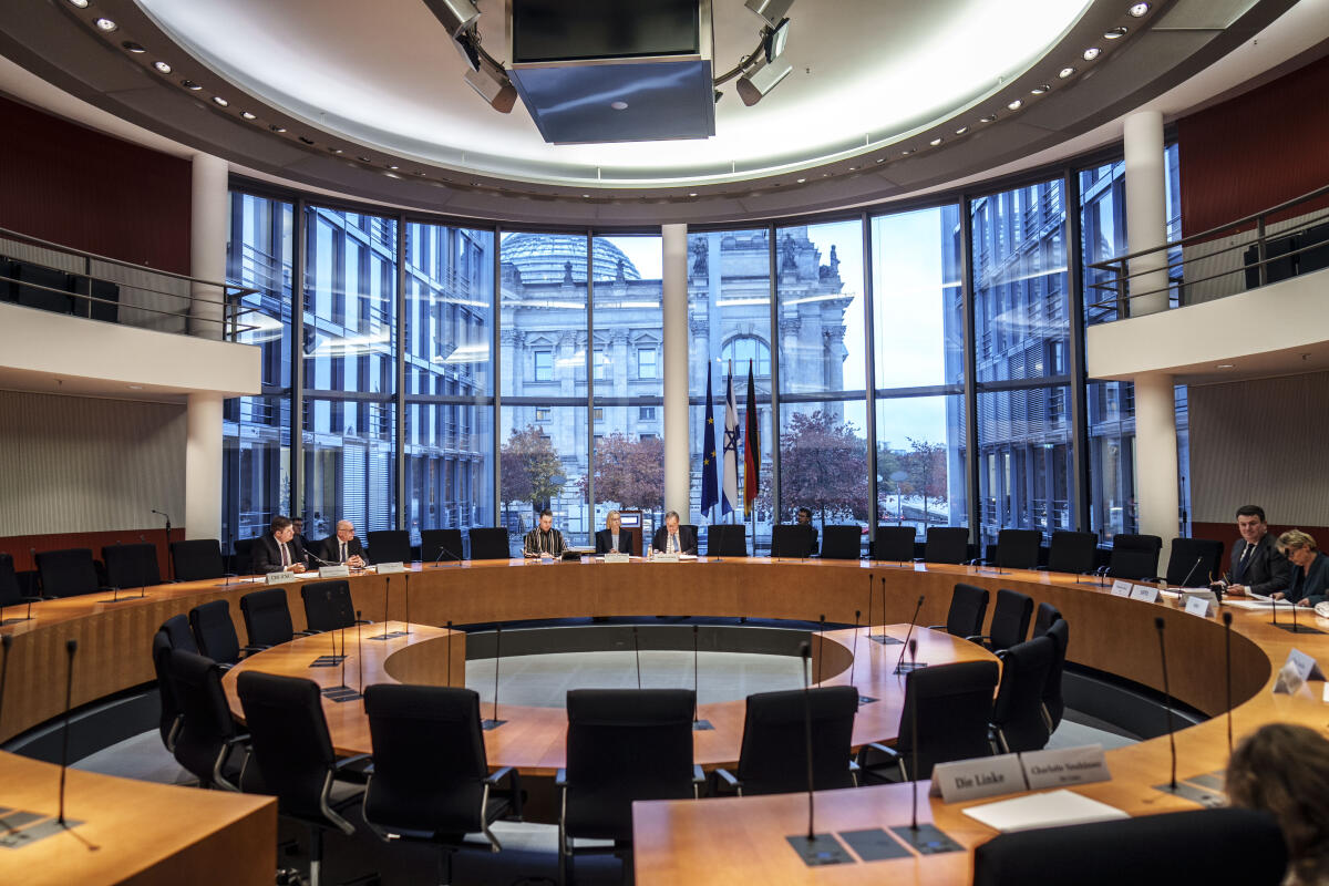  Der Vorsitzende des Auswärtigen Ausschusses Armin Laschet, CDU/CSU, MdB, leitet die Konstituierung des Unterausschusses Krisenprävention, strategische Vorausschau, Stabilisierung und Friedensförderung. Hier Blick in den Saal