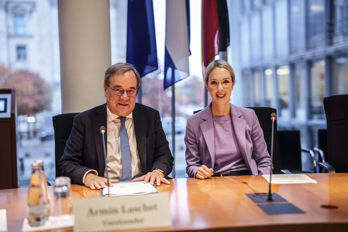 Laschet, Armin; Demuth, Ellen Der Vorsitzende des Auswärtigen Ausschusses Armin Laschet, CDU/CSU, MdB, leitet die Konstituierung des Unterausschusses  Auswärtige Kultur- und Bildungspolitik. Hier mit der gewählten Vorsitzenden Ellen Demuth, CDU/CSU, Mdb.