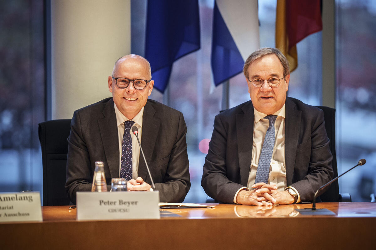 Laschet, Armin; Beyer, Peter Der Vorsitzende des Auswärtigen Ausschusses Armin Laschet (r), CDU/CSU, MdB, leitet die Konstituierung des Unterausschusses Krisenprävention, strategische Vorausschau, Stabilisierung und Friedensförderung. Hier mit dem gewählten Vorsitzenden Peter Beyer, CDU/CSU, MdB.
