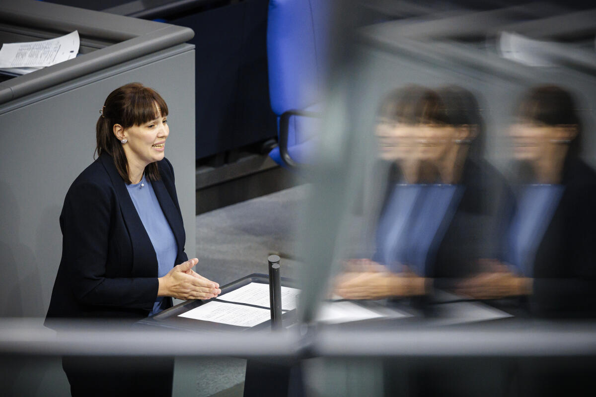 Seitz, Nora Nora Seitz, MdB, CDU, hält eine Rede zum ZP 15 "Achtstundentag - Wöchentliche Höchstarbeitszeit" im Plenum. 
