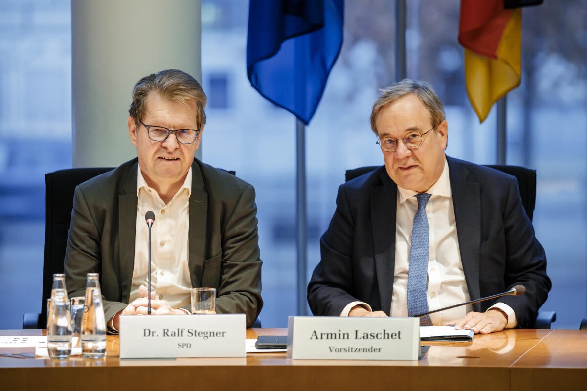 Laschet, Armin; Stegner, Ralf Der Vorsitzende des Auswärtigen Ausschusses Armin Laschet (r), CDU/CSU, MdB, leitet die Konstituierung des Unterausschusses  Rüstungs- und Proliferationskontrolle, Nichtverbreitung und internationale Abrüstung. Hier mit dem gewählten Vorsitzenden Ralf Stegner (l), SPD, MdB