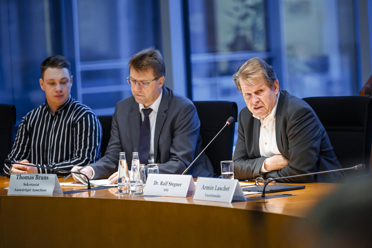 Stegner, Ralf Konstituierung des Unterausschusses Rüstungs- und Proliferationskontrolle, Nichtverbreitung und internationale Abrüstung. Ralf Stegner (r), MdB, SPD, leitet die Sitzung.